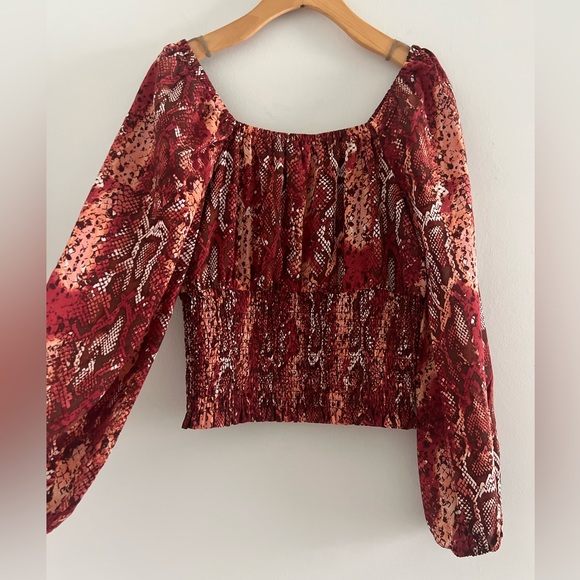Versona Red Stretch Snakeskin Cropped Peasant Top Sz XS - Picture 2 of 4